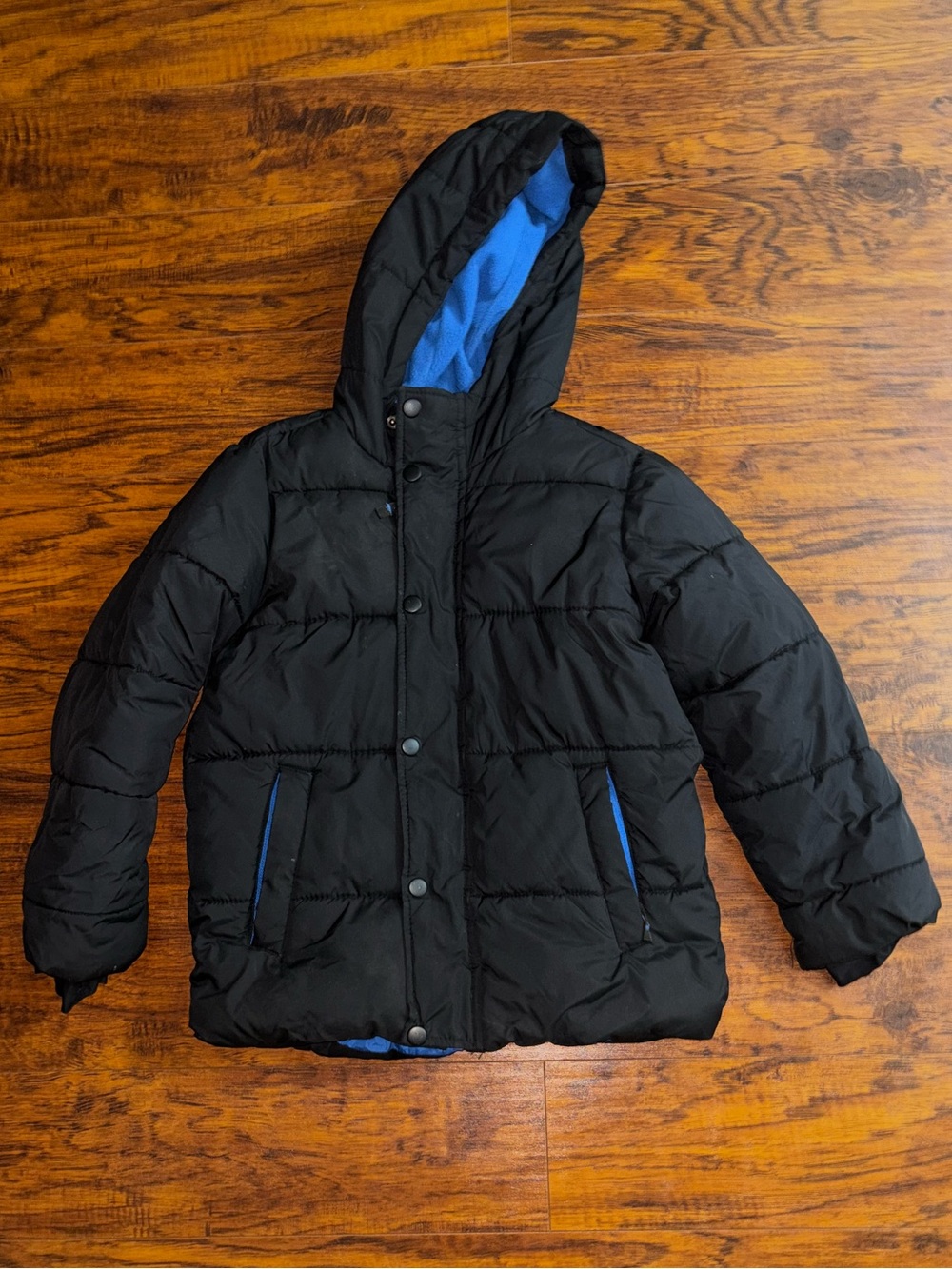 Amazon Essentials Kids Heavyweight Hooded Puffer Jacket Black with Blue Lining